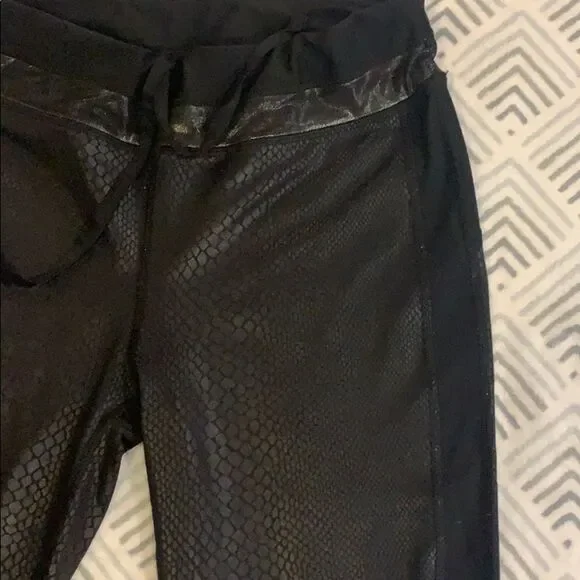 💥CROC--EMBOSSED cropped sweatpants💥 - Picture 4 of 8